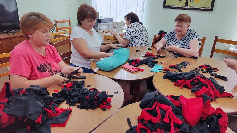 Женщины Кузоватовского района шьют подушки для госпиталей