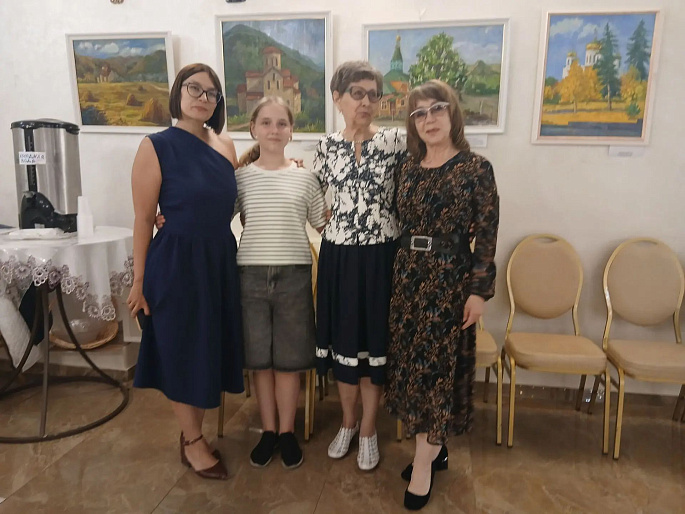 Активистка Пятигорского женсовета организовала выставку «Под сенью куполов»