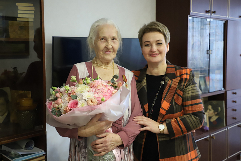 Председатель Архангельского РО СЖР вручила медаль в честь 80-летия Победы бывшей узнице концлагеря