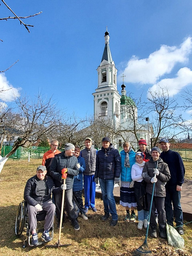 Участники инклюзивной студии привели в порядок территорию монастыря