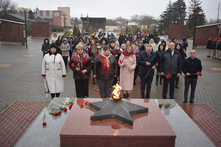 Поклон тебе и слава, казачка-мать!