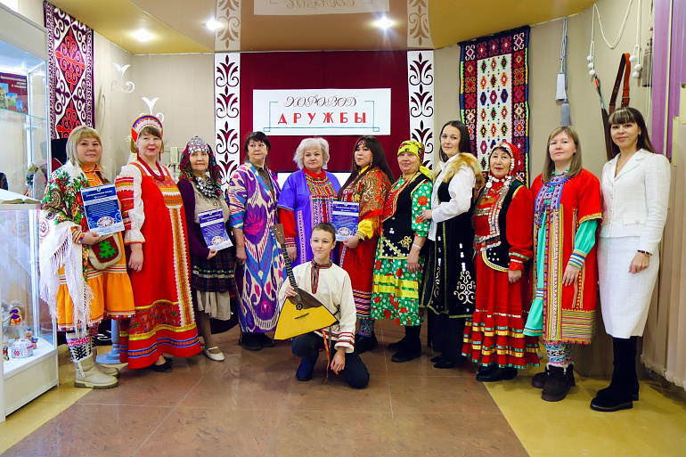 В Нягани торжественно открылась выставка «Хоровод дружбы»