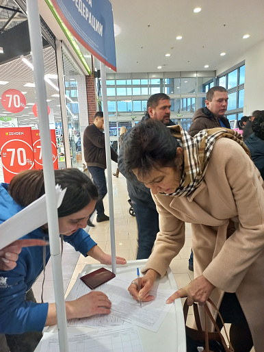 Крымские союзницы поставили подписи в поддержку В.В. Путина