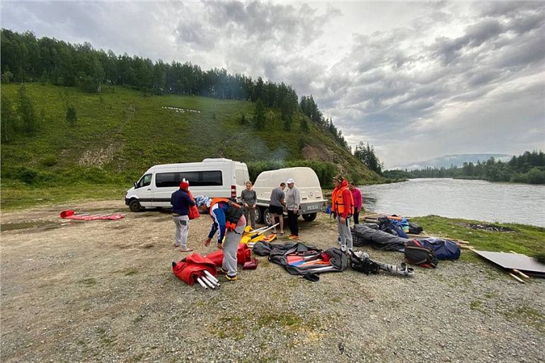 Берега реки Маны очистили от мусора