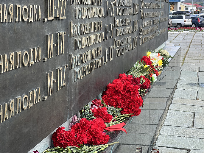 В Мурманской области почтили память героев-североморцев и зачитали воззвание Союза женщин России