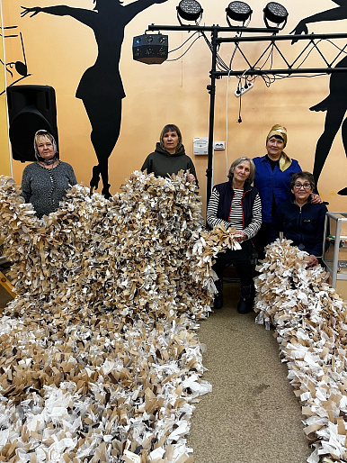 Женщины мордовского посёлка Умёт сплели 19-метровую маскировочную сеть