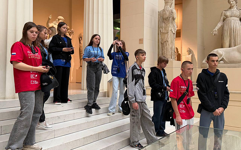 Московские союзницы подарили подросткам из Крыма и Запорожья день в музеях столицы