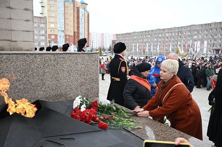 Полина Шумова приняла участие в торжественной церемонии возложения цветов у Вечного огня