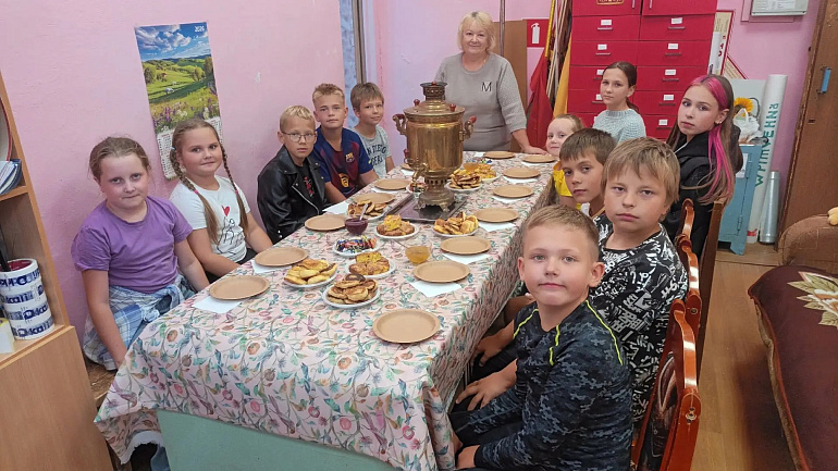 Самовар — сердце застолья. Краснинский женсовет пригласил детей на традиционное чаепитие