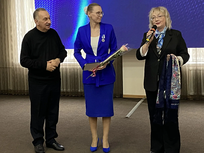 «Звезда родительской славы»: многодетная семья получила медаль от Союза женщин России