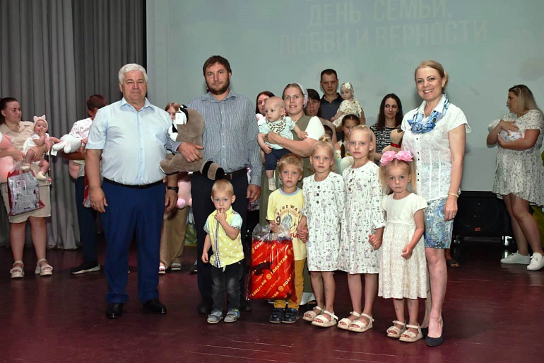 В Добром поздравляли лучшие семьи