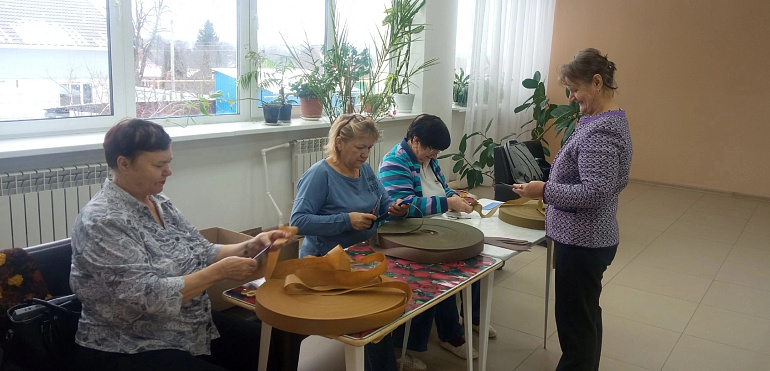 Суворовский «Позитифф» плетёт масксети бойцам СВО