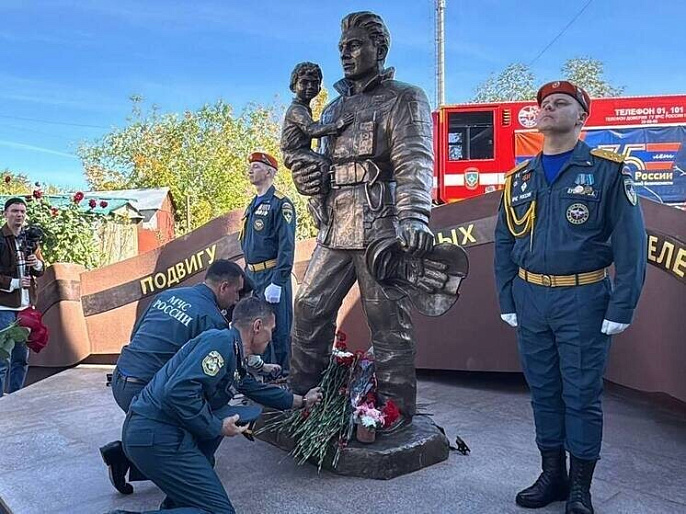 Анна Скосырская приняла участие в открытии памятника пожарным и спасателям