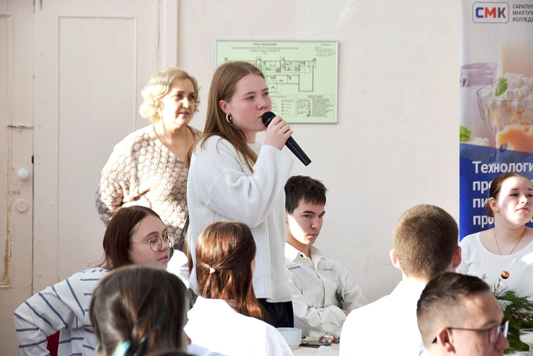 В Сарапуле студенты колледжа пообщались с лидерами общественного мнения 