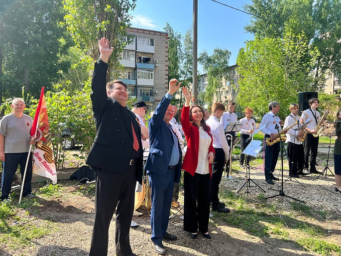 Лидер Саратовского РО СЖР организовала концерт у дома 100-летнего ветерана