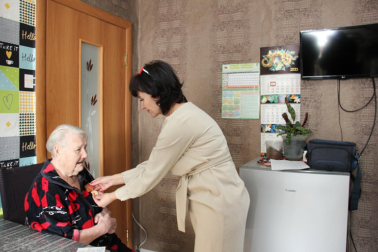 В Черногорске ветеранам вручили медали к 80-летию Победы