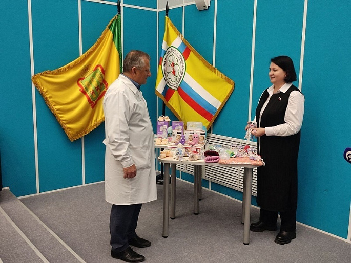 Пензенские рукодельницы передали вязаные вещи для недоношенных малышей