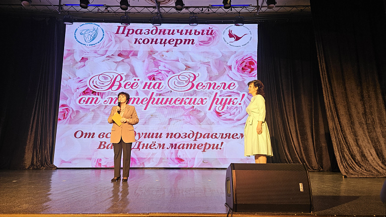 Низко кланяясь матерям героев