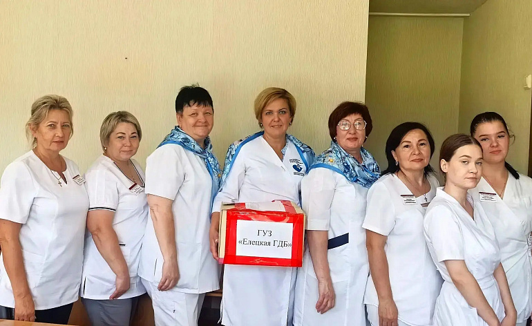 Активистки из детской больницы Ельца отправили лекарства нашим бойцам