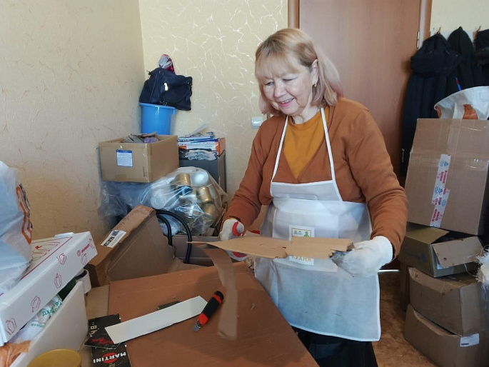 Тверские волонтеры изготавливают окопные свечи для участников спецоперации