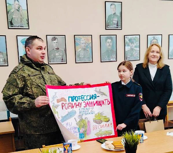 "Вчера, сегодня, завтра": женсовет Белгорода организовал для кадетов посещение воинской части