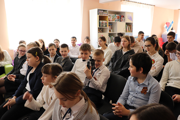 В поселке Нежинский женсовет организовал встречу детей и молодежи с местным писателем