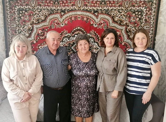 Энгельсский женсовет поздравил земляков с "золотым" юбилеем свадьбы