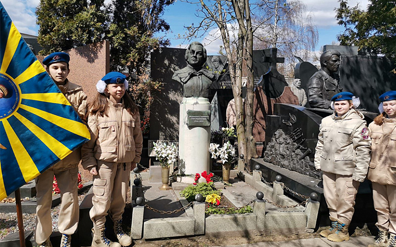 «Мы помним, мы гордимся». Женские организации Москвы почтили память Валентины Гризодубовой