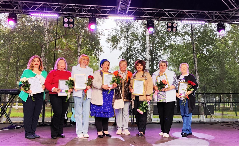 Председатель Сахалинского РО СЖР поздравила жителей пгт Смирных с днем рождения поселка