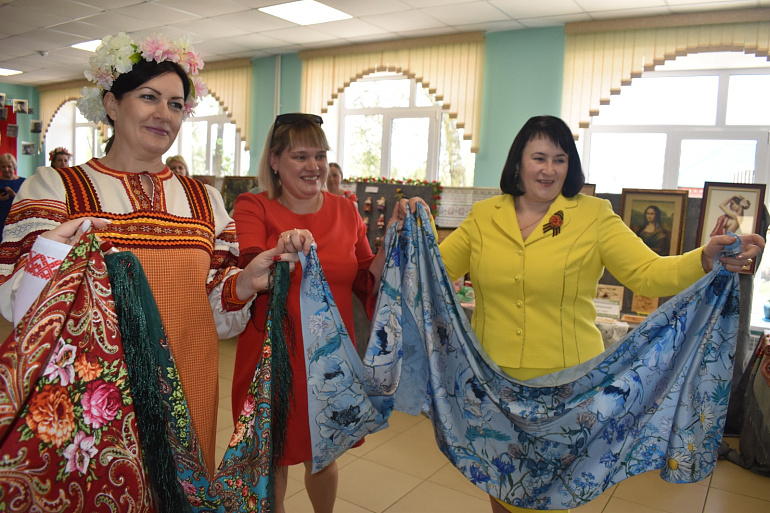 На "Лелькиных посиделках" водили хороводы, знакомились с сельским бытом и вручали заслуженные награды