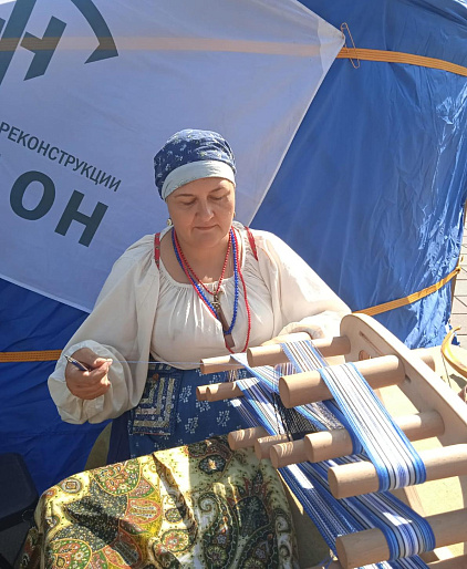 Окунулись в мир ручного ткачества