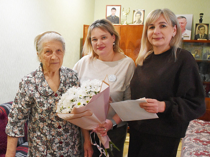 Активистки Становлянского женсовета поздравили со 100-летием ветерана Великой Отечественной войны