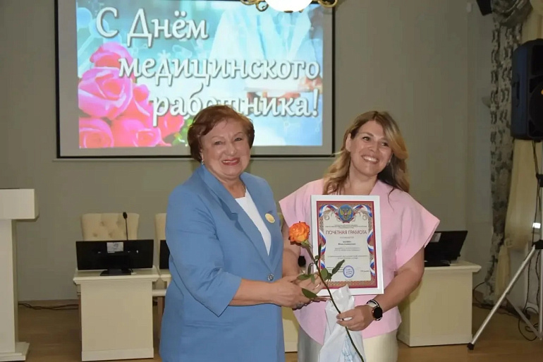 Тульские активистки поздравили медработников с их профессиональным праздником