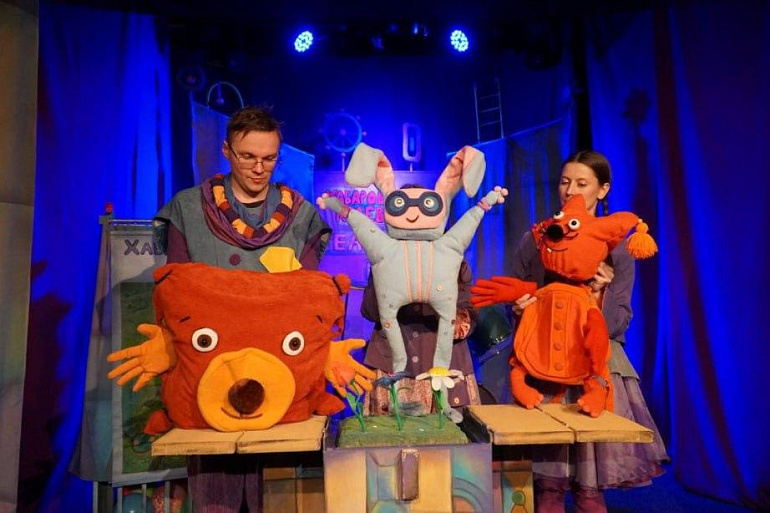 Хабаровские союзницы и артисты театра кукол пригласили детей участников СВО на спектакль о дружбе и смекалке