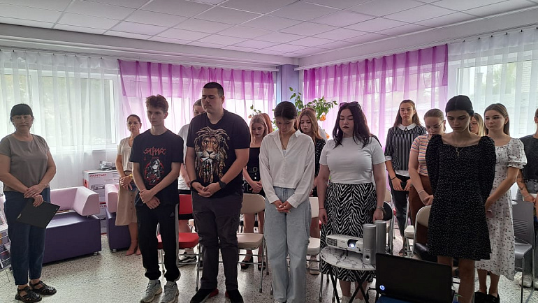 В Молодежном центре Усмани прошел информационный час «Терроризм. В паутине зла»