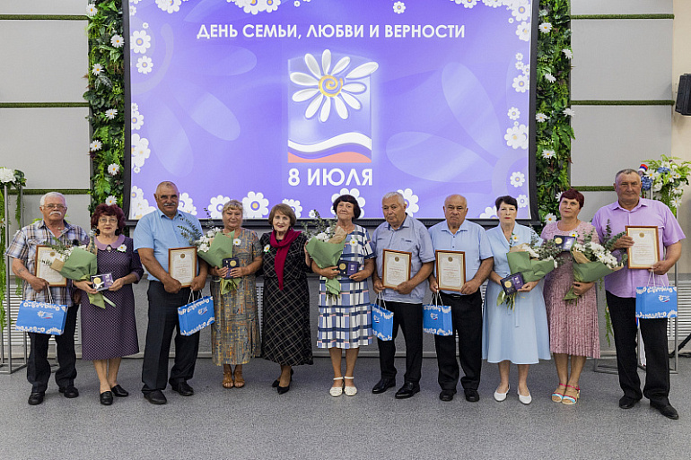 В Алтайском крае 32 семьи награждены медалью «За любовь и верность»