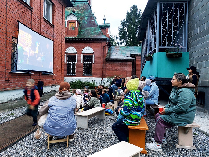 Томские предпринимательницы организовали кинотеатр под звёздами