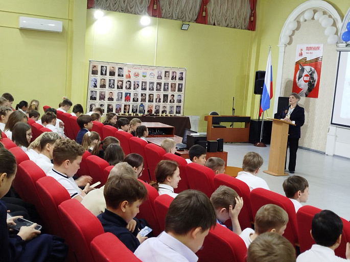 Школьников Абакана пригласили на выставку "Женское лицо Победы"