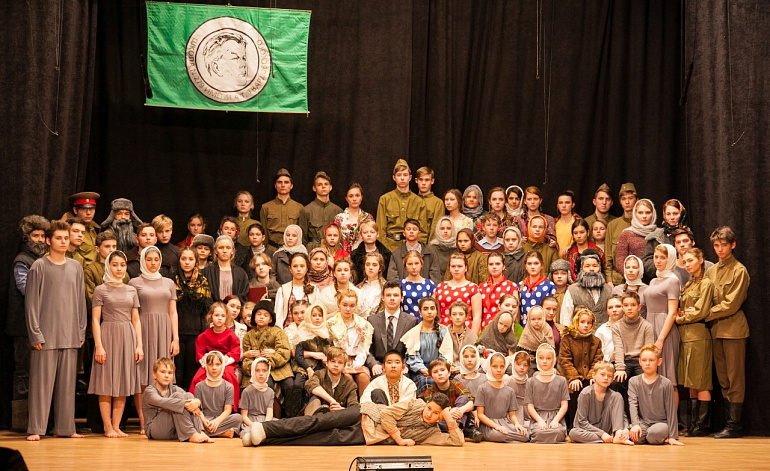 Анатолий Тихомиров: «Ничто так не сближает учителей, учеников и родителей, как подготовка к спектаклю»