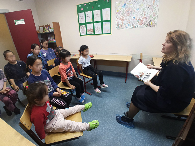 Поздравление с Международным женским днем маленьких пациенток тубдиспансера