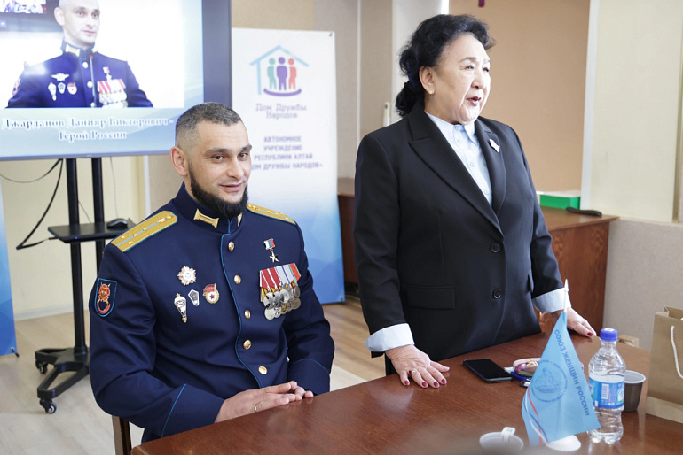 Женщины Алтая организовали встречу молодежи с Героем России